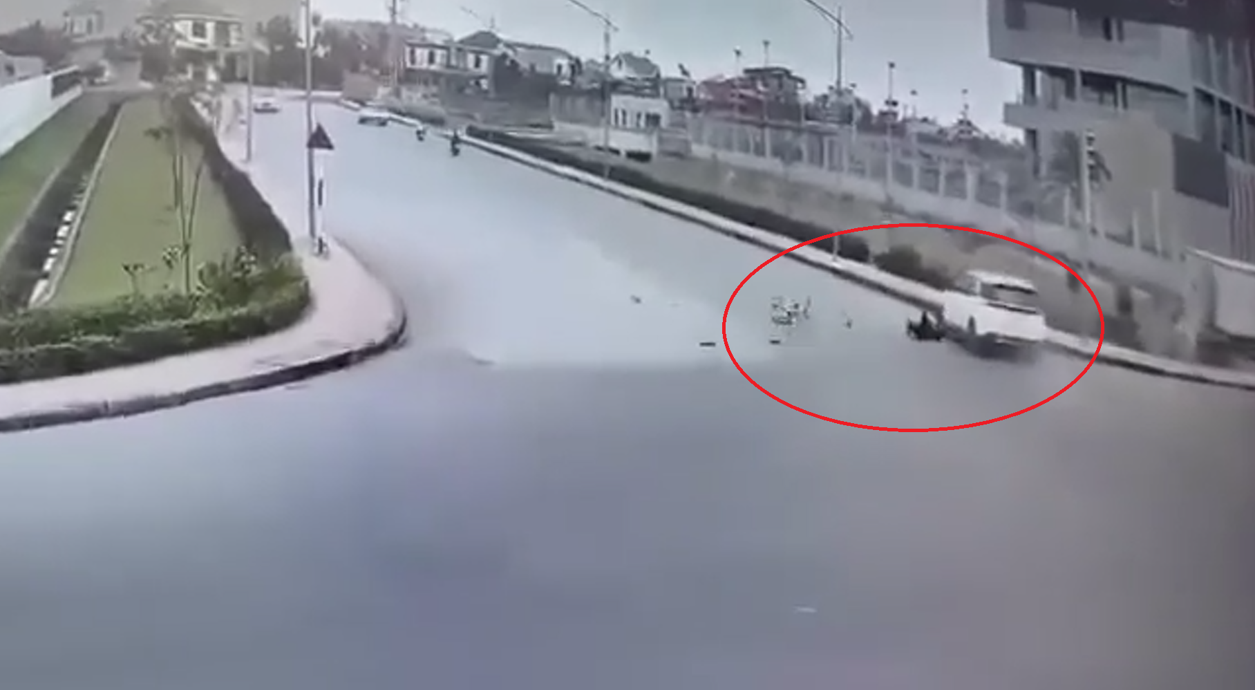 Va chạm ô tô và xe đạp điện tại ngã tư