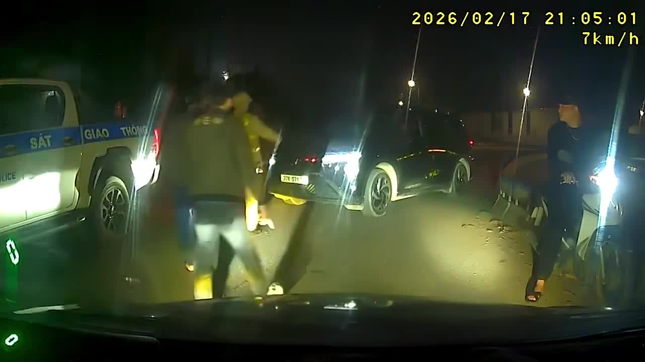 Đi ngược chiều còn thi gan thì gặp xe CSGT đi qua