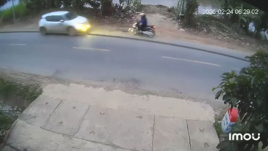 Ô tô lấn làn tông vào xe máy, khiến người đi xe máy tử vong