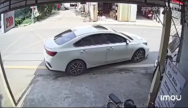 Ô tô lùi xe ra đường va chạm với xe máy