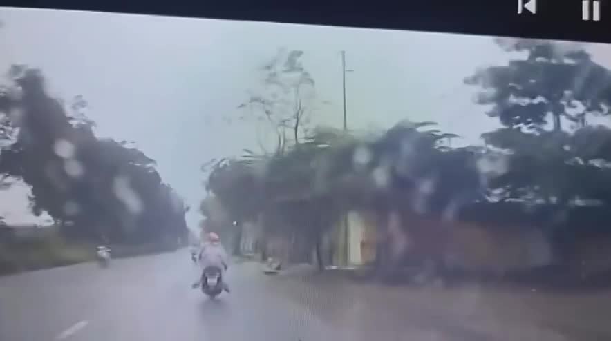 Đi xe máy tự tông vào cột điện