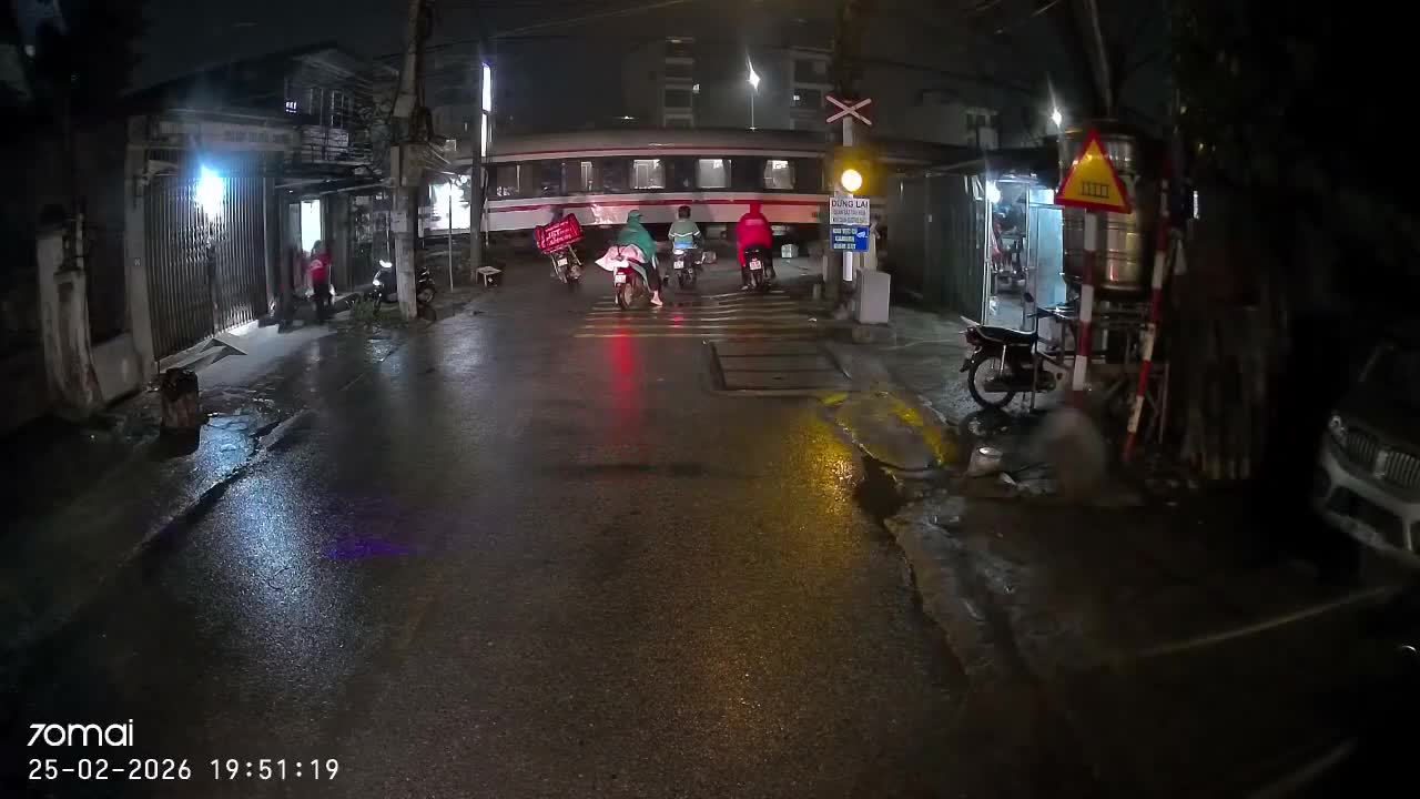 Xe tải va chạm với tàu hỏa tại Thanh Trì