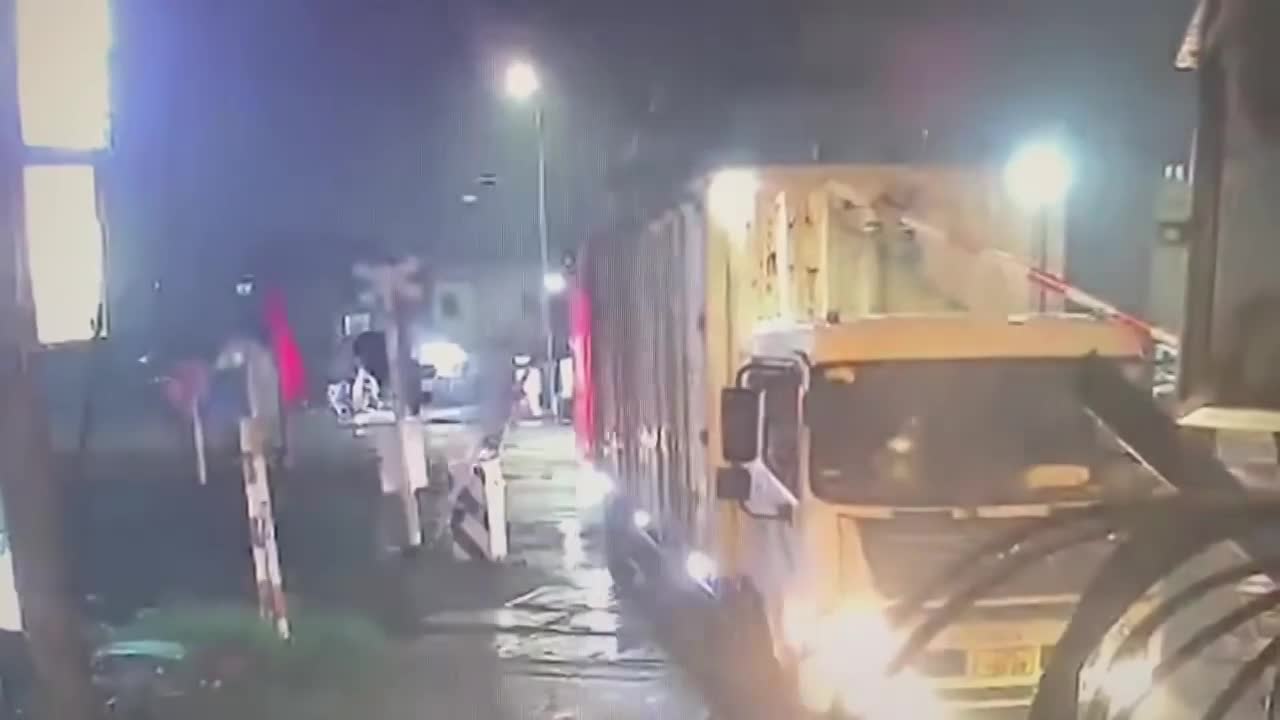 Xe tải va chạm với tàu hỏa