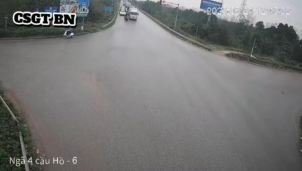 Va chạm giữa xe tải và xe máy tại Bắc Ninh