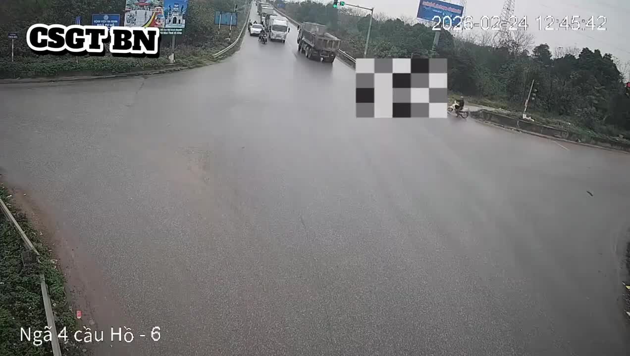 Va chạm giữa xe ben và xe máy ở ngã tư Cầu Hồ, Thuận Thành, Bắc Ninh