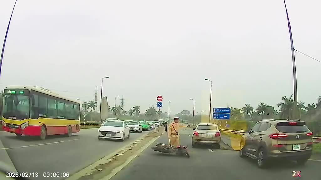 Cầu Thăng Long: Thanh niên né chốt CSGT, lao vào ô tô rồi bỏ cả xe máy để chạy