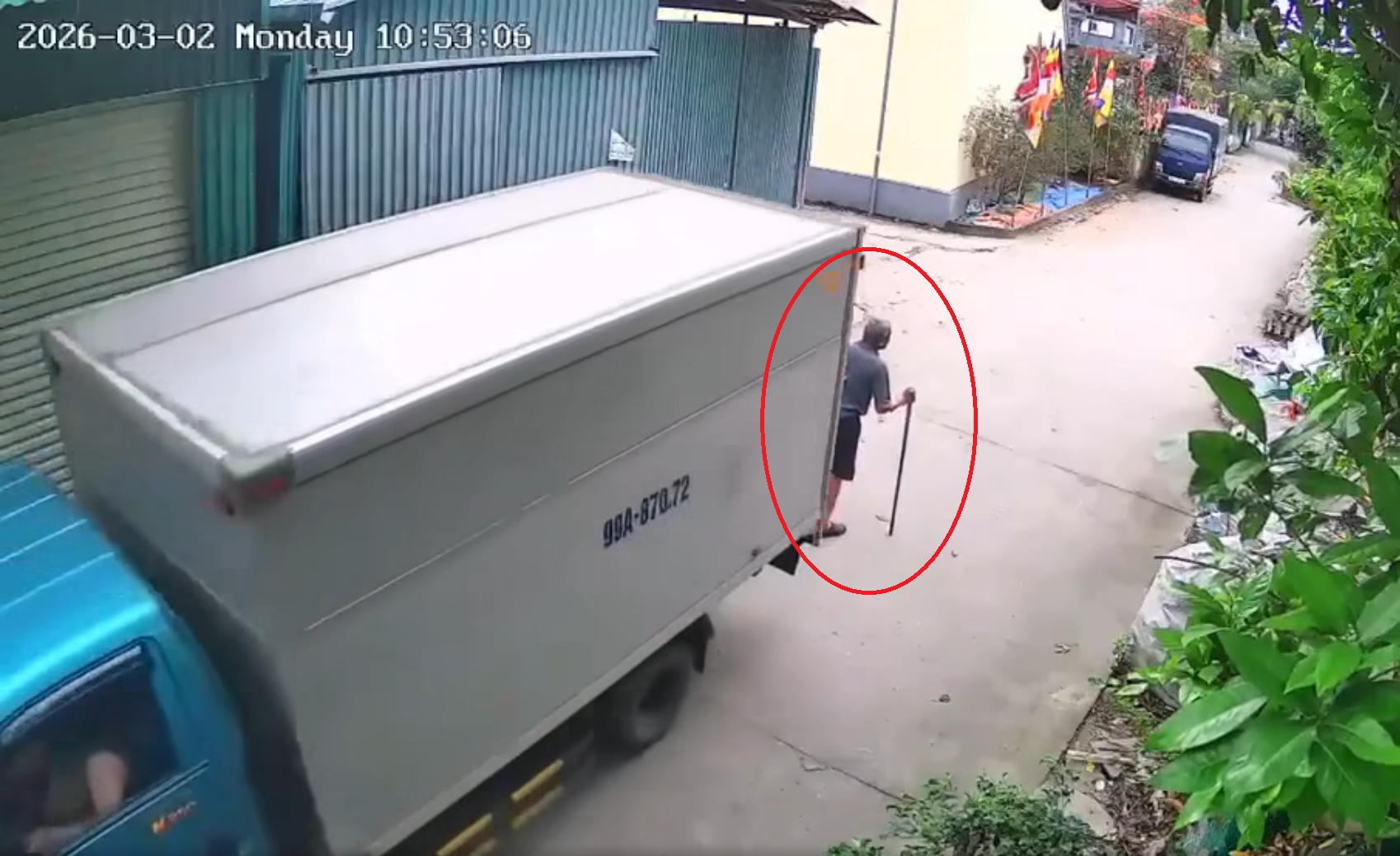 Xe tải lùi cán vào ông cụ đang chống gậy