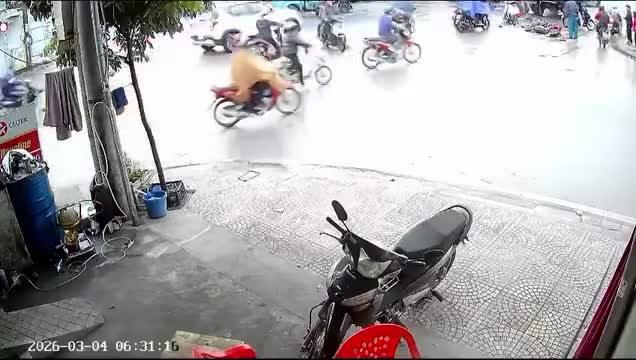 Va chạm xe tải hai bà cháu thương vong