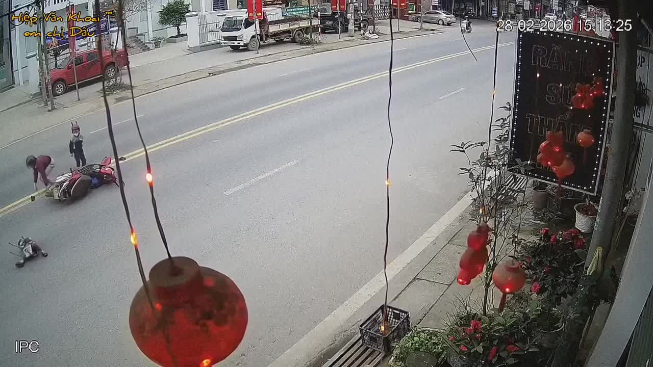 Sang đường không quan sát, va chạm với xe máy chạy cùng chiều