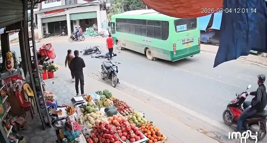 Xe máy vào cua ẩu, va chạm với xe khách chạy chiều ngược lại