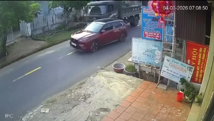 Vượt thiếu an toàn, ô tô con va chạm với xe ben rồi xoay ngang trên đường