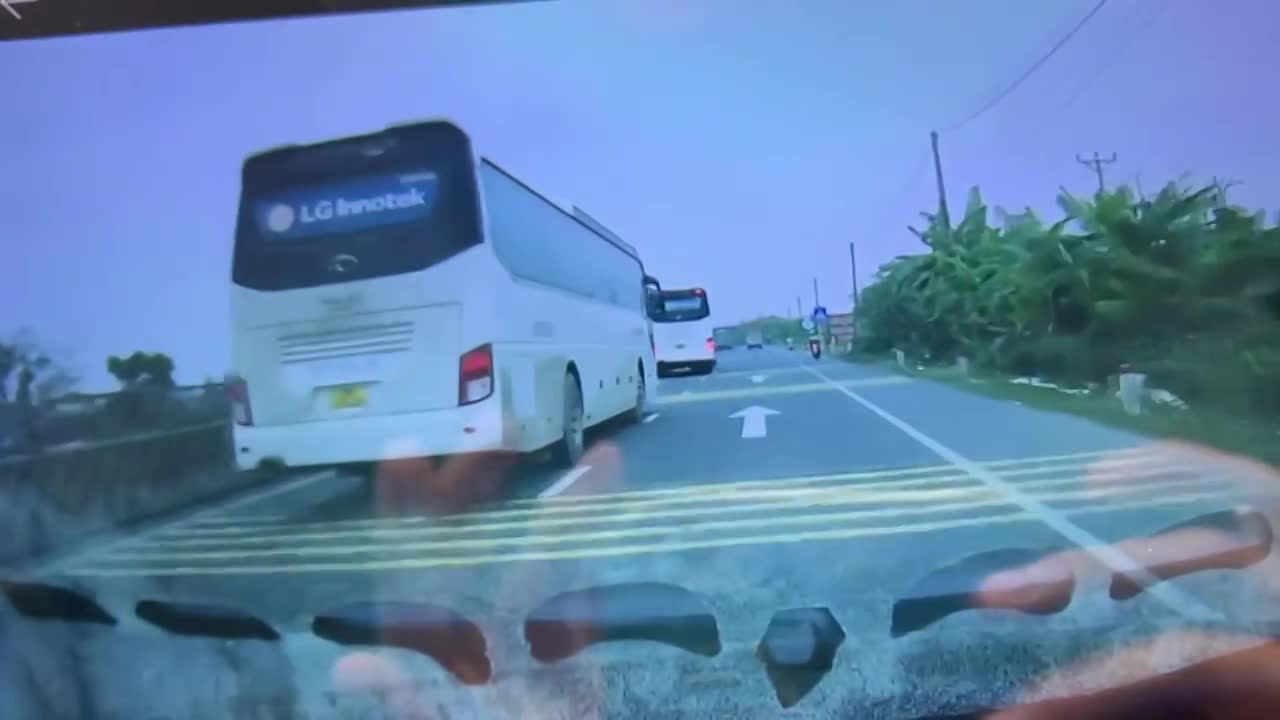 Xe máy sang đường không quan sát va chạm với xe khách chở công nhân