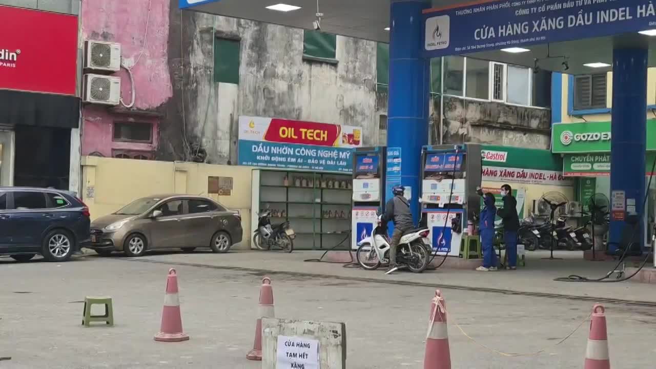 Một cửa hàng xăng dầu ở Hà Nội thông báo hết xăng
