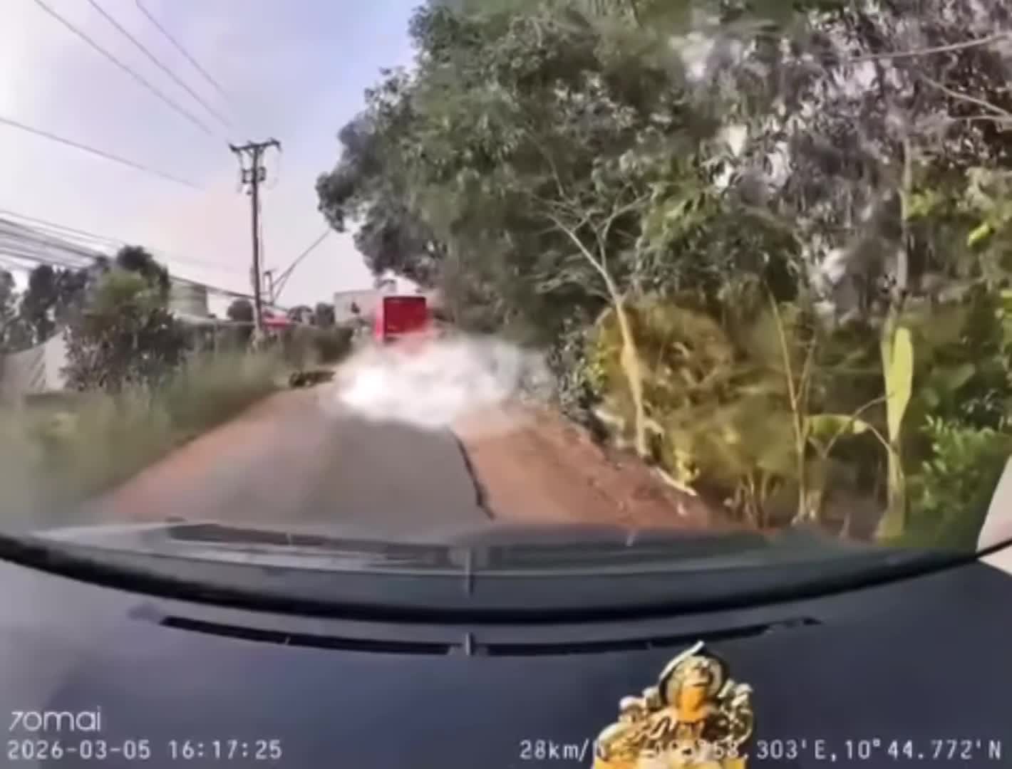 Ngã xuống đường bị xe tải chèn qua