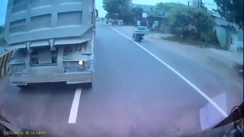 Tài xế xe ben che biển số, chèn ép ô tô trên quốc lộ