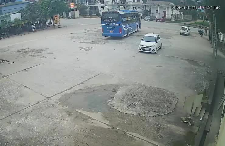 Xe khách ở Cao Bằng bị tố bỏ mặc khách dù người này ốm yếu