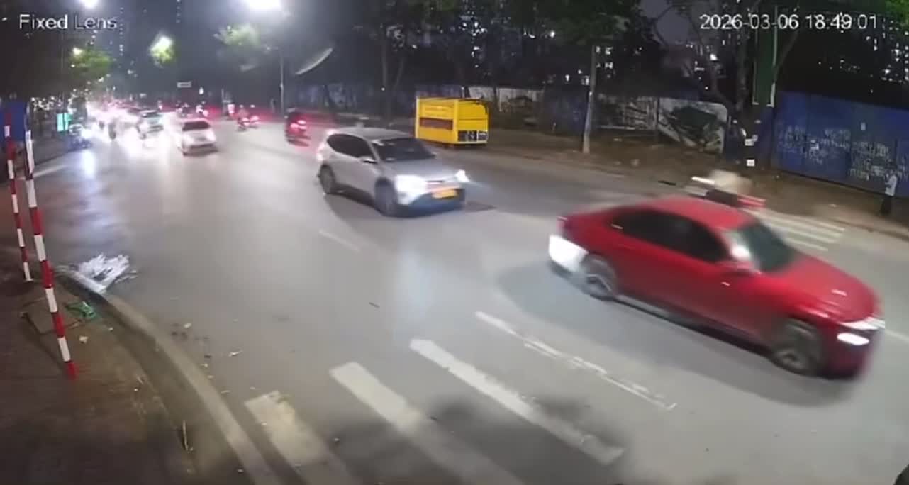 Ô tô phóng như bay, tông liên hoàn xe