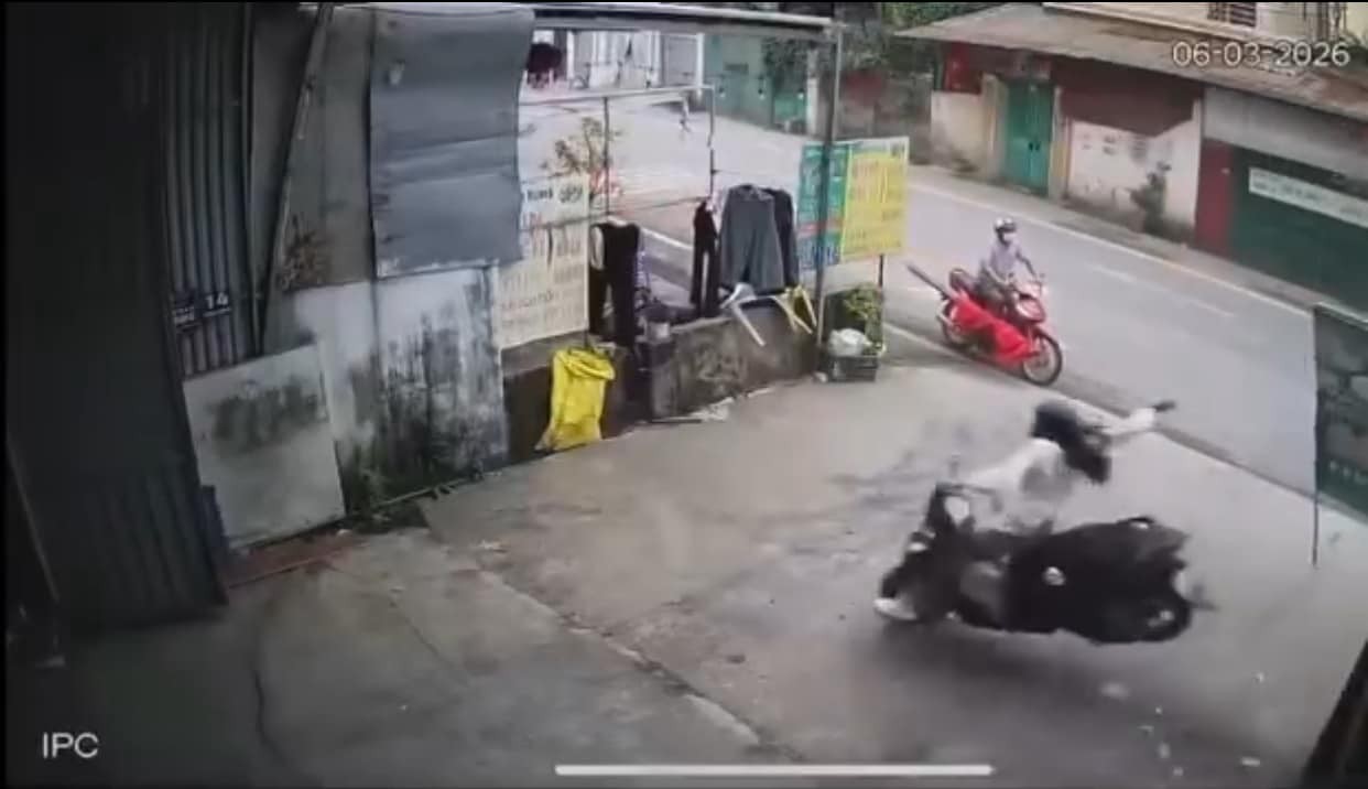 Giật mình đánh lái rồi đâm sầm vào tường