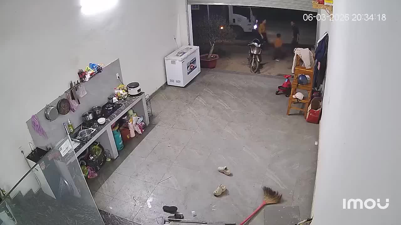 Em bé bị ô tô tải hất văng trước cửa nhà