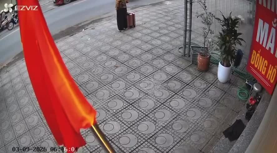 Tài xế tông người trên vỉa hè rồi phóng xe bỏ đi