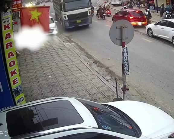 Phú Thọ: Ô tô tông người đang đứng trên vỉa hè