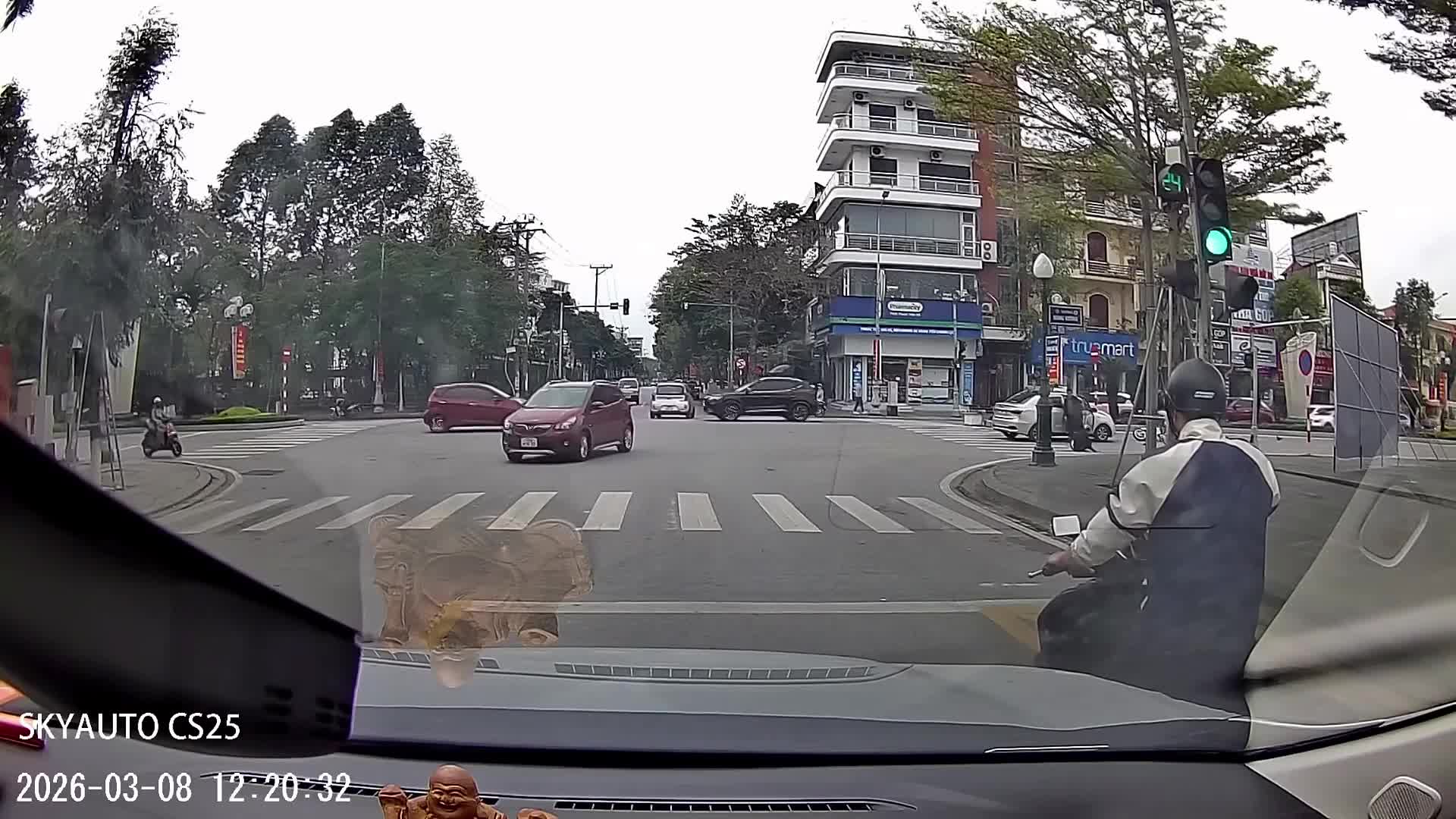 Người đi xe máy sang đường bị ô tô hất văng