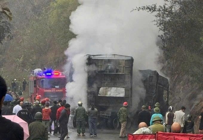 Xe đầu kéo đâm vào vách núi bốc cháy