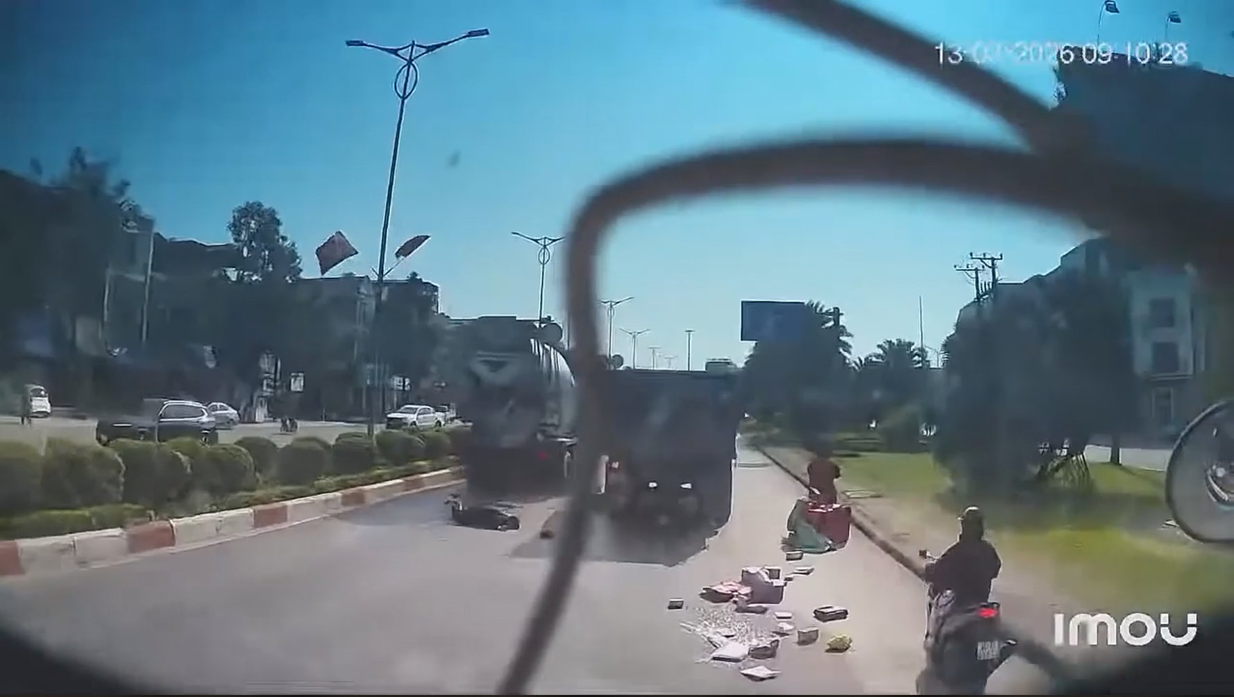 Va chạm liên hoàn xe máy và xe bồn