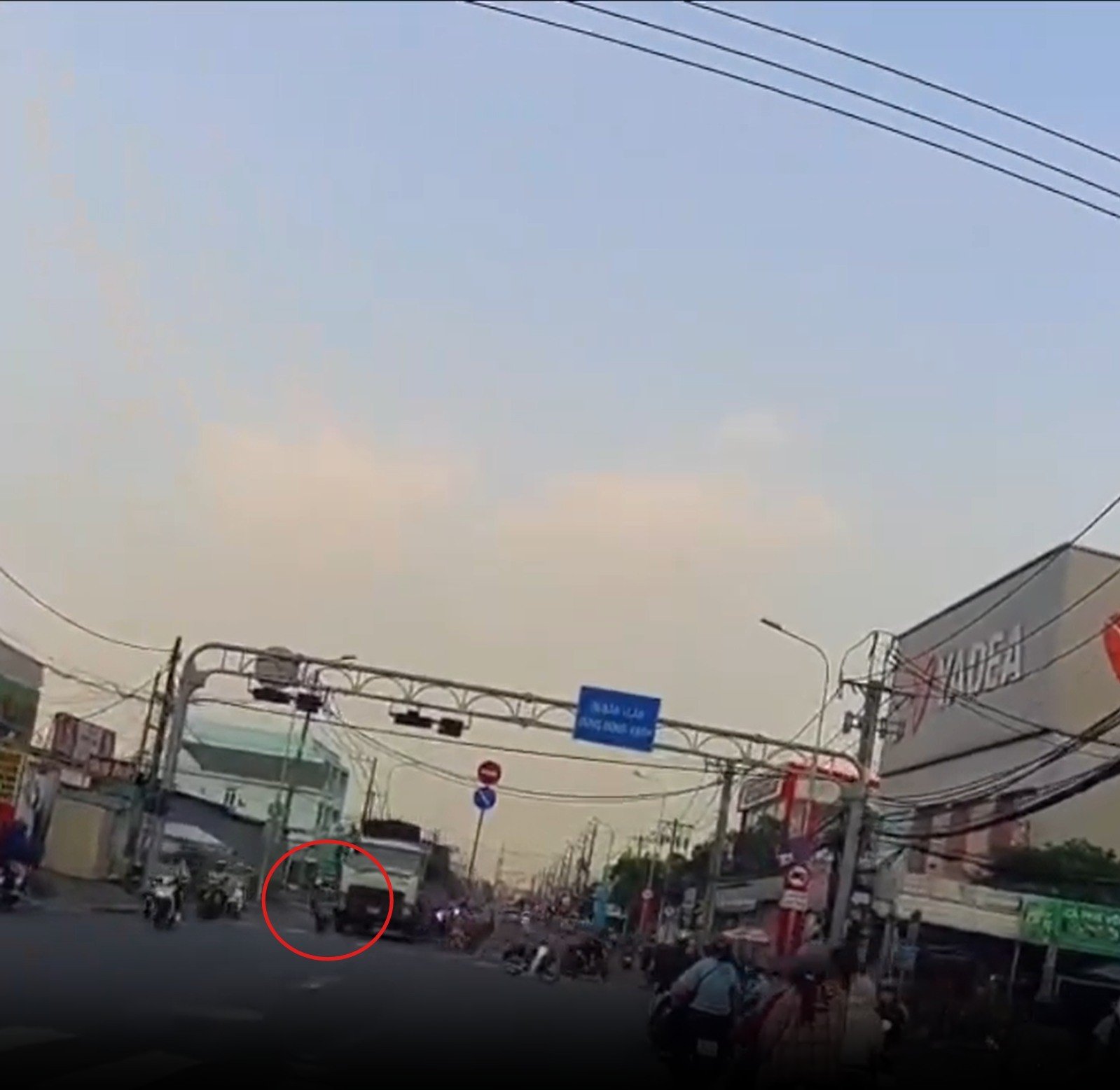 Xe máy đi vào điểm mù của xe tải bị cán tử vong