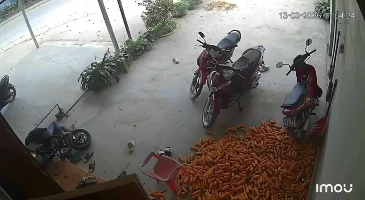 Học sinh phóng xe đạp điện độ Xuân Ái, Lào Cai