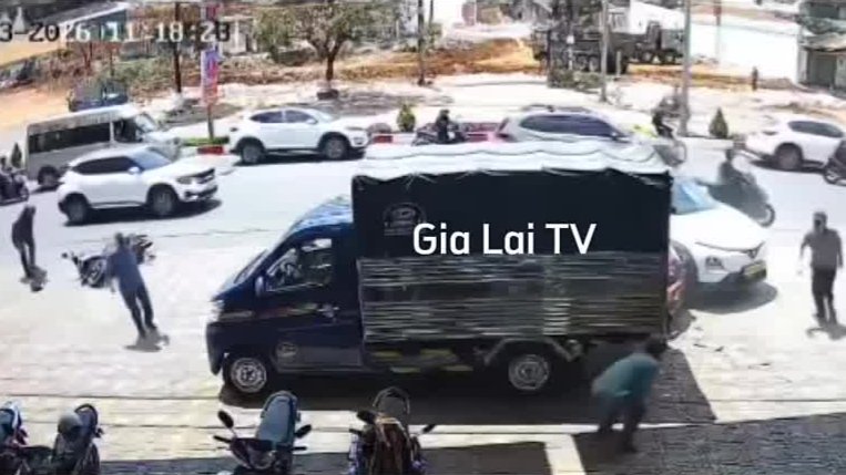 Ô tô tông vào xe máy và người đi bộ trên vỉa hè