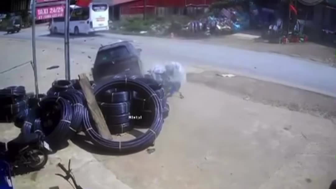 Ô tô con va chạm xe khách trên QL6 đoạn qua Sơn La