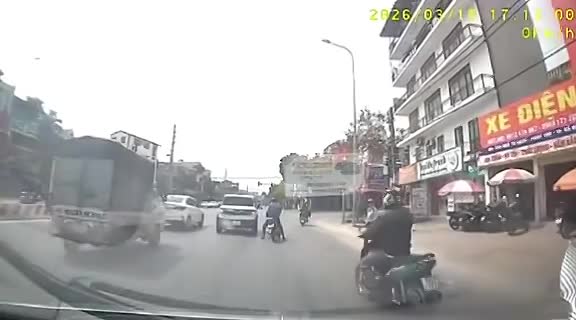 Thanh niên phóng nhanh tông mạnh vào xe đang dừng đèn đỏ