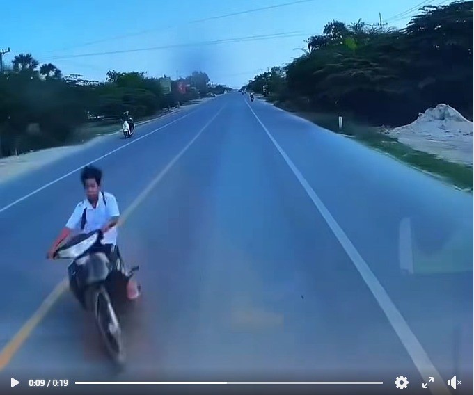 Không đội mũ, phóng ẩu, thanh niên đi xe máy xảy ra va chạm với ô tô