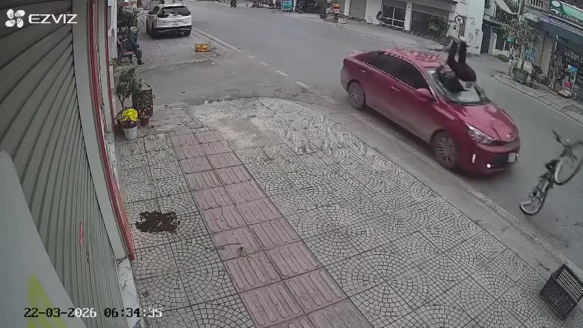 Ô tô phóng nhanh, húc văng người đi xe đạp lên nắp capo