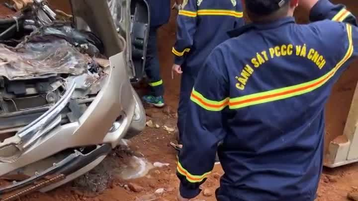 Giải cứu người trên xe con trong vụ lật xe tại Hòa Bình