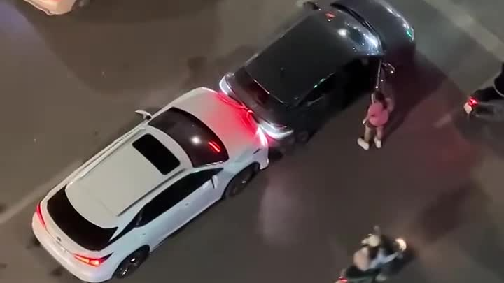 Một góc quay khác vụ tai nạn ở Trung Kính, Hà Nội khiến xe Lexus lật ngửa