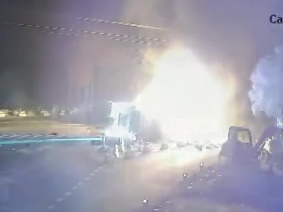 Xe cont chở hạt điều va chạm xe ben, bốc cháy dữ dội