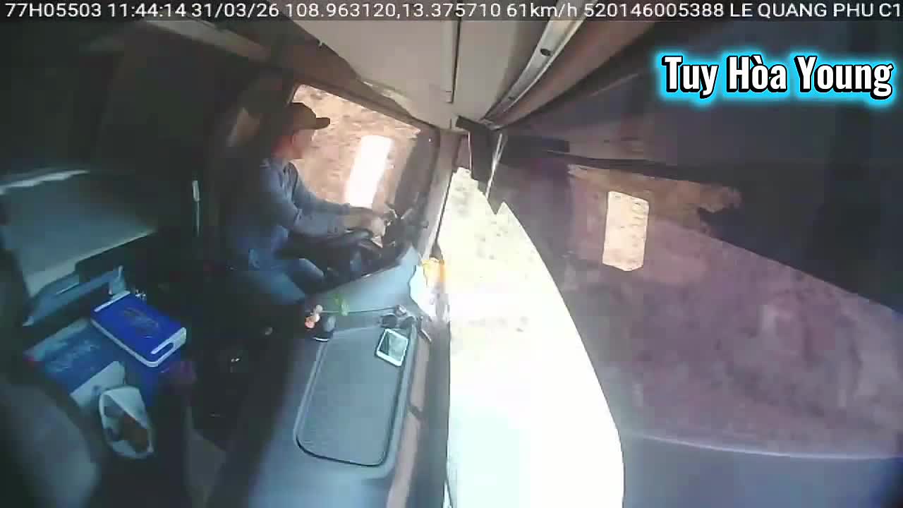 Xe container lấn làn, va chạm với xe máy làm 3 người tử vong