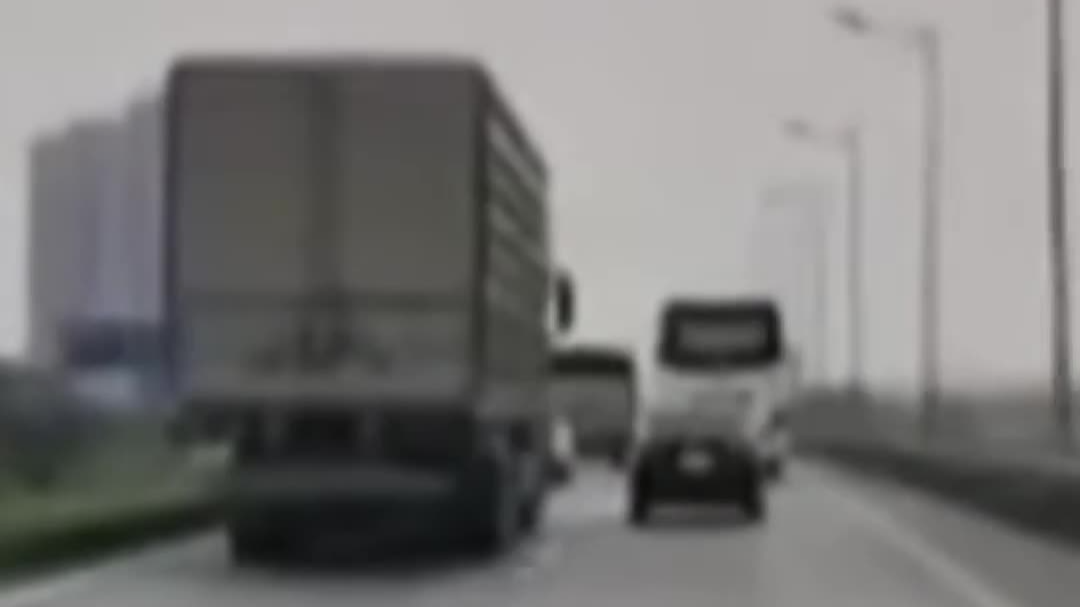 Va chạm giao thông đoạn qua nút giao Yên Bình trên cao tốc Hà Nội - Thái Nguyên