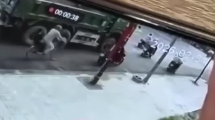 Cháu bé 7 tuổi tử vong sau va chạm giữa xe đạp và xe ben