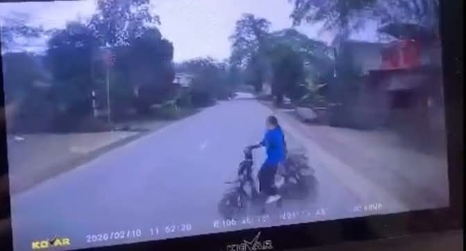 Sang đường không quan sát, người phụ nữ lớn tuổi bị ô tô húc mạnh, văng ra xa