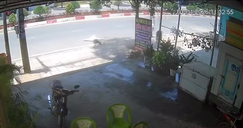 'Thông chốt' CSGT, hai người đi xe máy tự ngã khiến người ngồi sau không qua khỏi