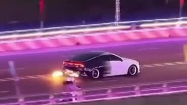 Xe độ khạc lửa trên đại lộ Đông Tây