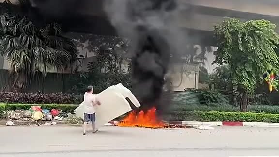 Người đàn ông đốt xốp dưới chân cầu Thăng Long, gây ảnh hưởng giao thông nghiêm trọng