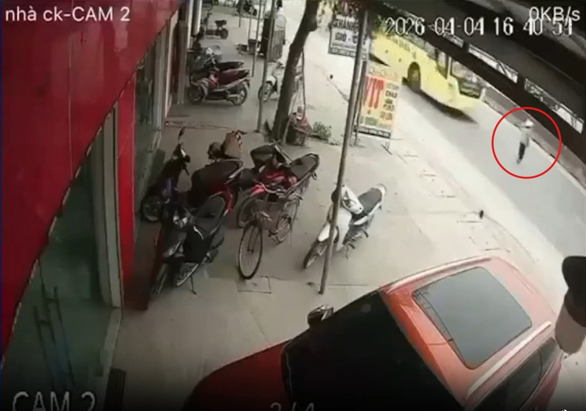 Cụ bà sang đường bị xe khách hất văng