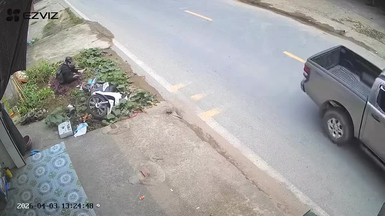 Nam thanh niên đi xe máy vấp vỉa hè, tự ngã bên vệ đường