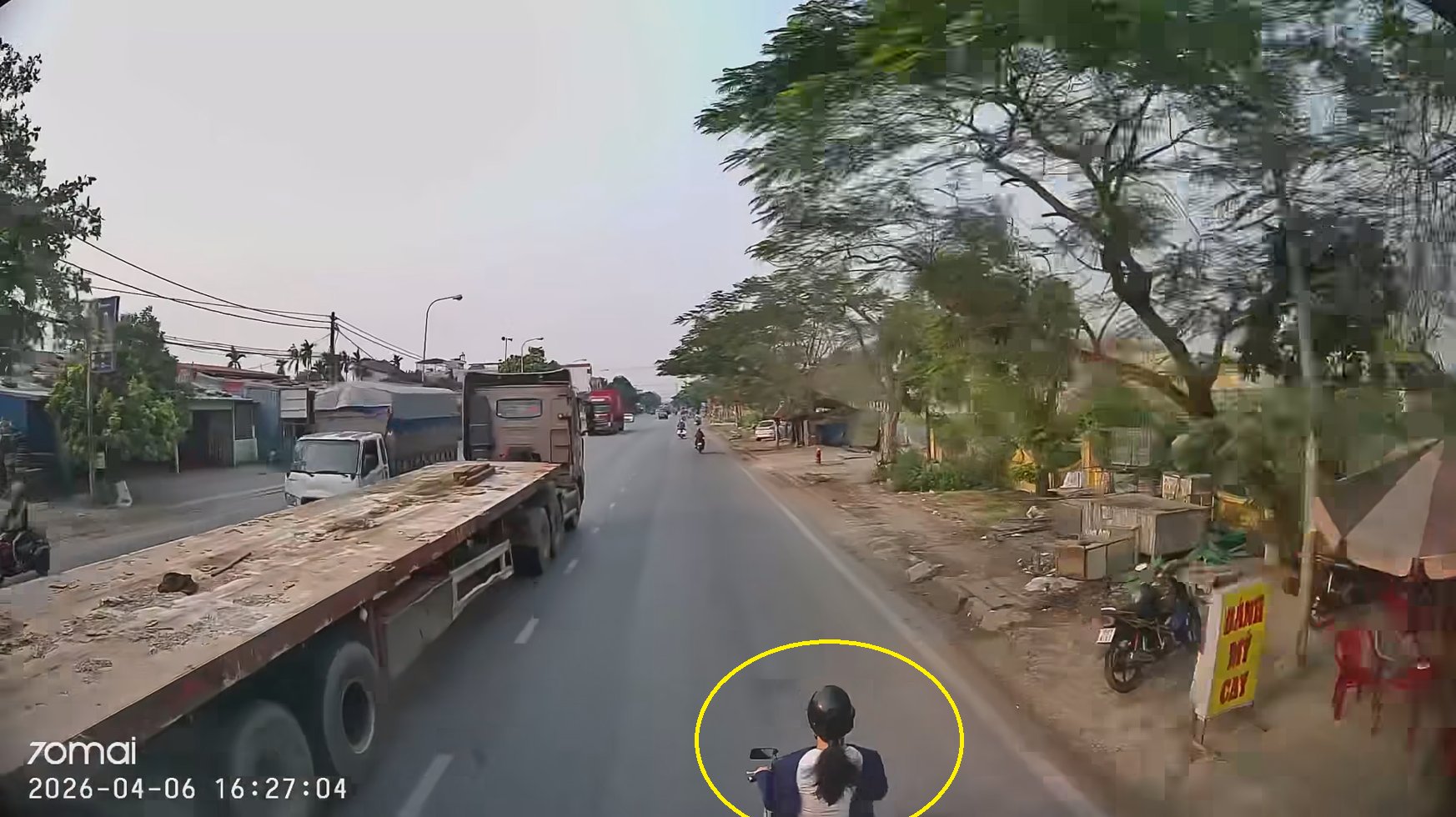 'Thót tim' khoảnh khắc người phụ nữ bị xe ben kéo lê hàng trăm mét trên đường