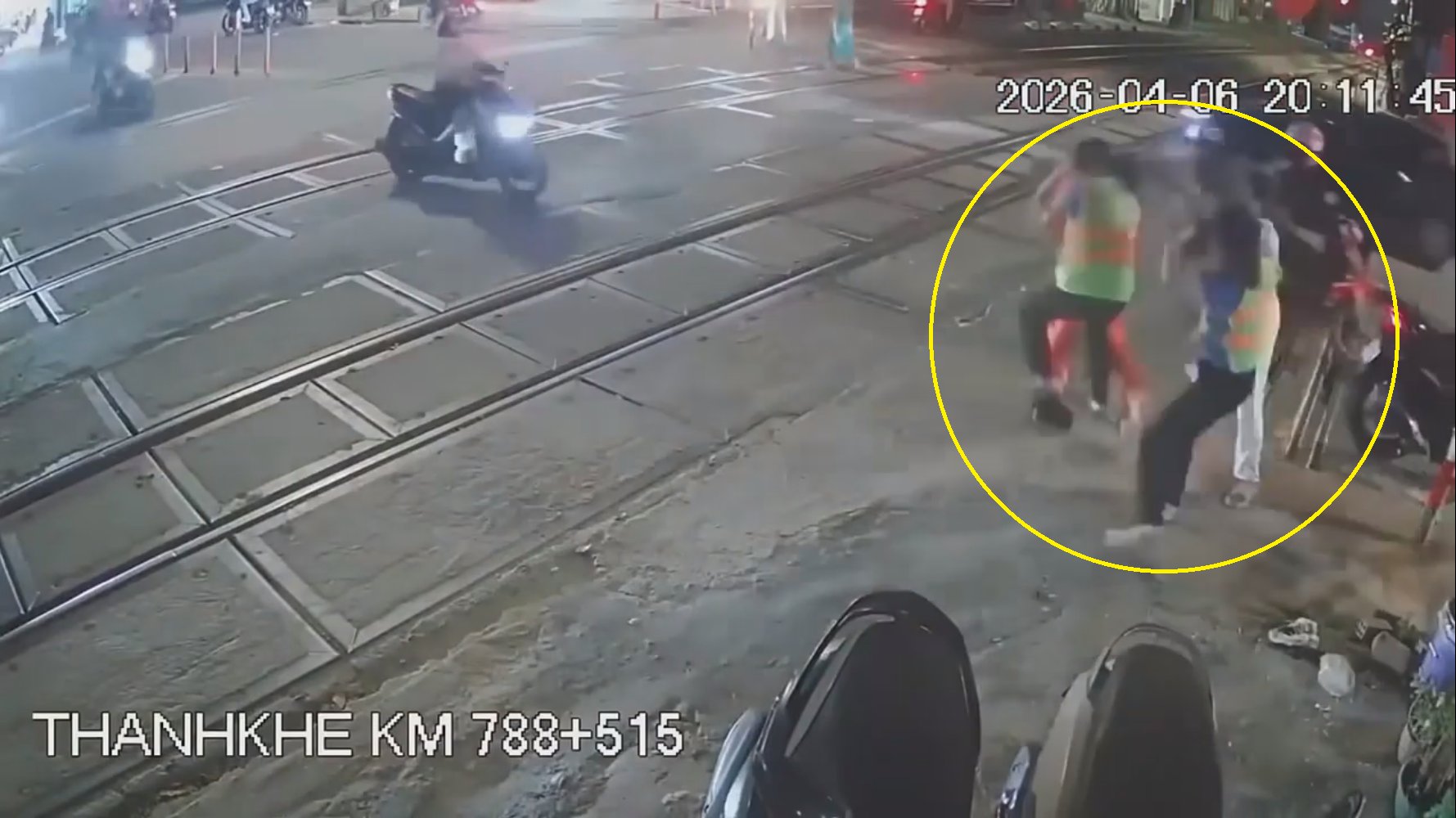 Đà Nẵng: Bị ngăn cản không cho vượt đường sắt, nhân viên gác chắn bị hành hung