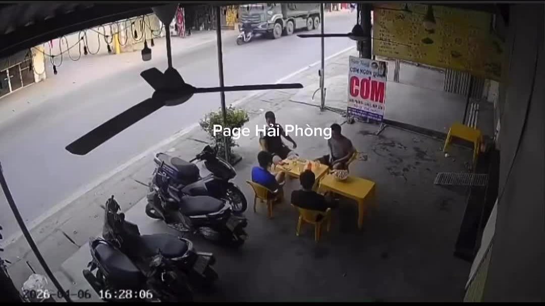 2 góc camera khác của vụ xe ben đẩy xe máy 500m tại Quán Toan, Hải Phòng